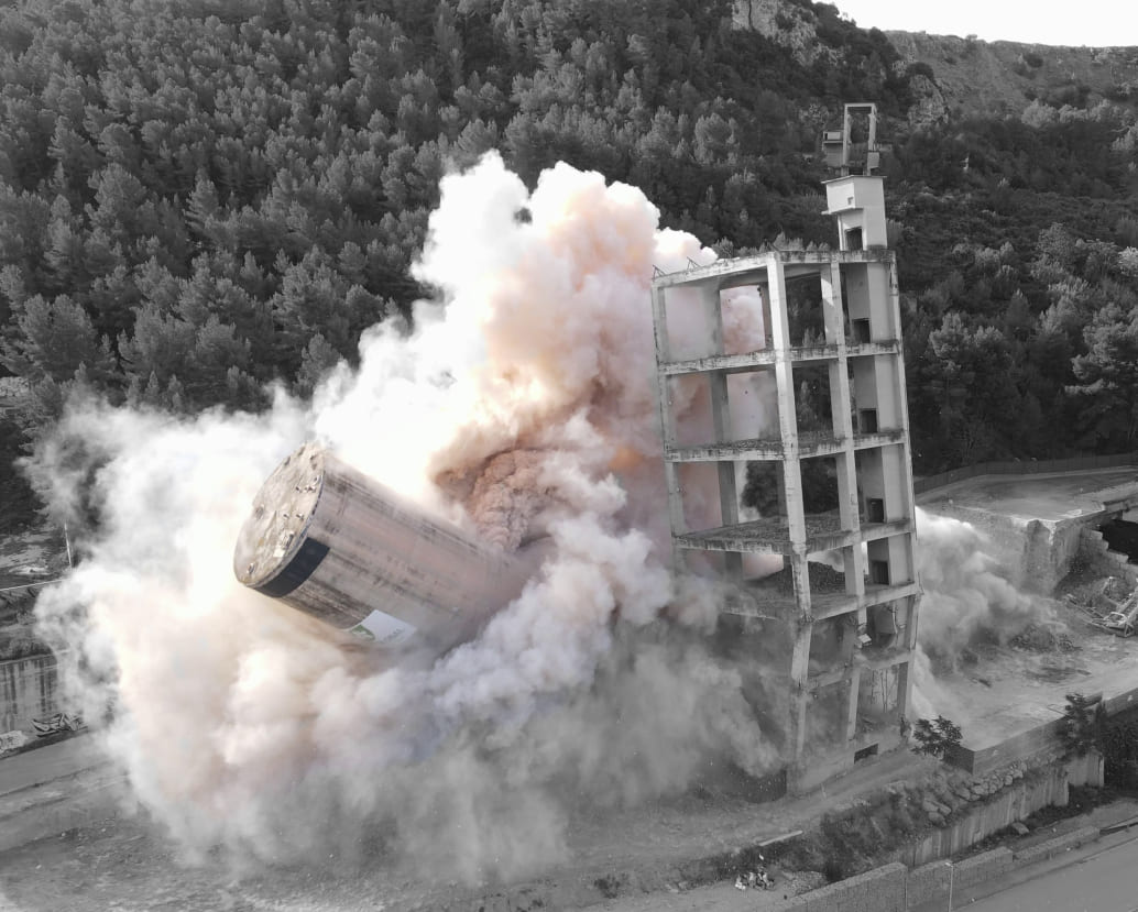 Podemos hacer demoliciones mediante voladuras controladas