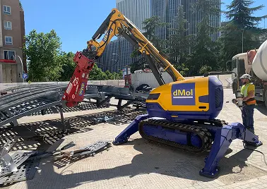 Brokk 300 rompiendo estructura de metal