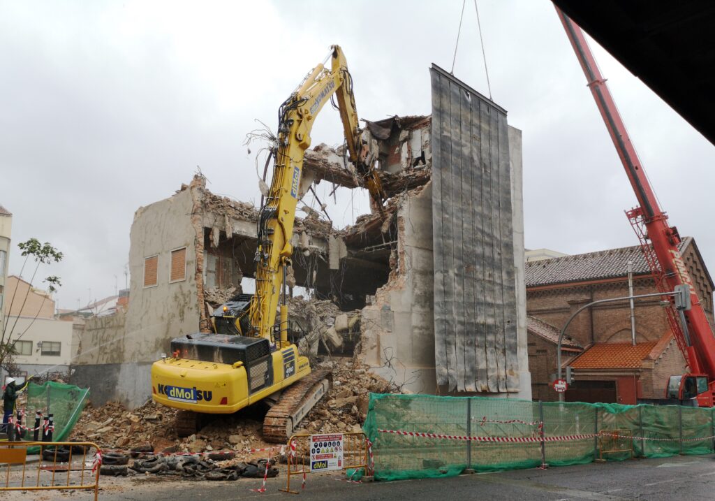 Demolición cines con máquina de brazo largo
