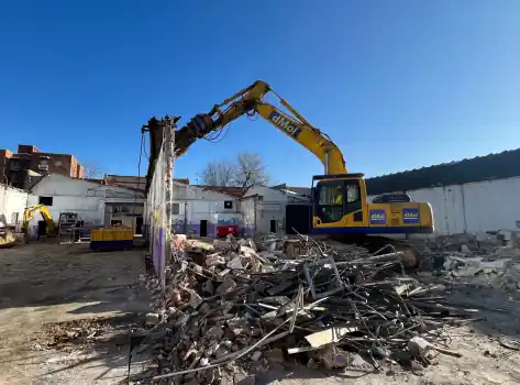 Demolición en Madrid de nave industrial con edificios adyacentes