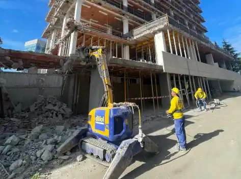 Demolición en Madrid de un edificio dejando la estructura
