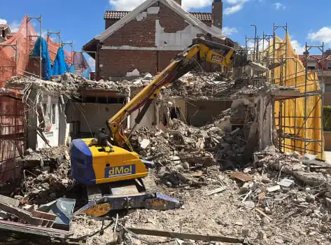 Demolición integral y retirada de amianto de edificio residencial