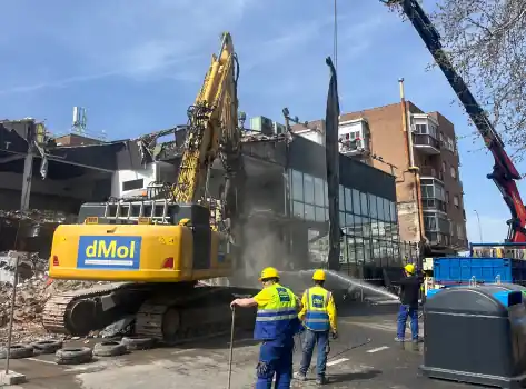 Demolición mecánica integral de un edificio