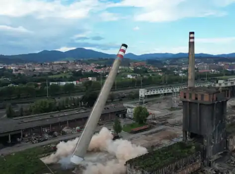Demolición por voladura de una fábrica