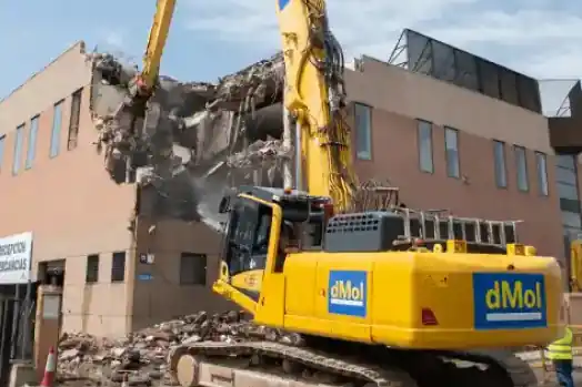 Demolición y retroexcavadora de gran alcance o brazo largo