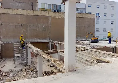 Esto es lo que seria una demolición manual combinada con robots