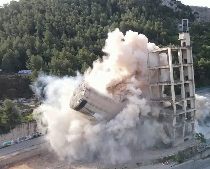 Realizamos demoliciones de fabricas y naves industriales