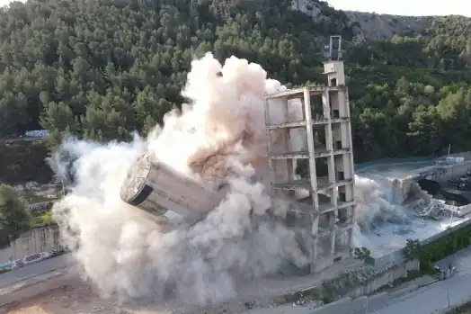 Realizando la demolición de una fábrica por voladura controlada