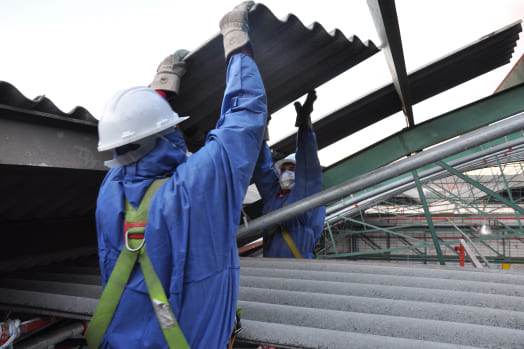 Seguimos un proceso muy trabajado para quitar amianto de edificios