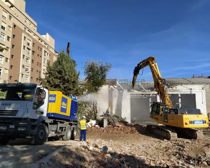 Tenemos nuestra propia maquinaria para las demoliciones mecánicas