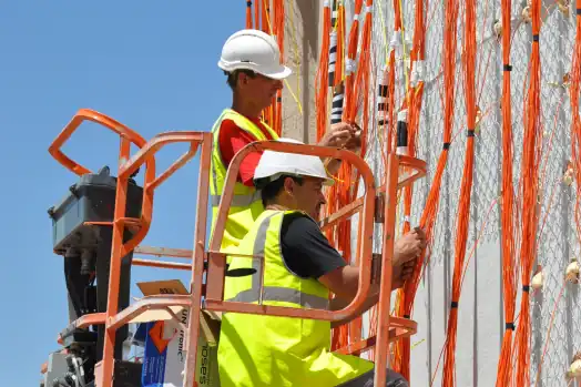 Técnicos realizando una voladura de un edificios